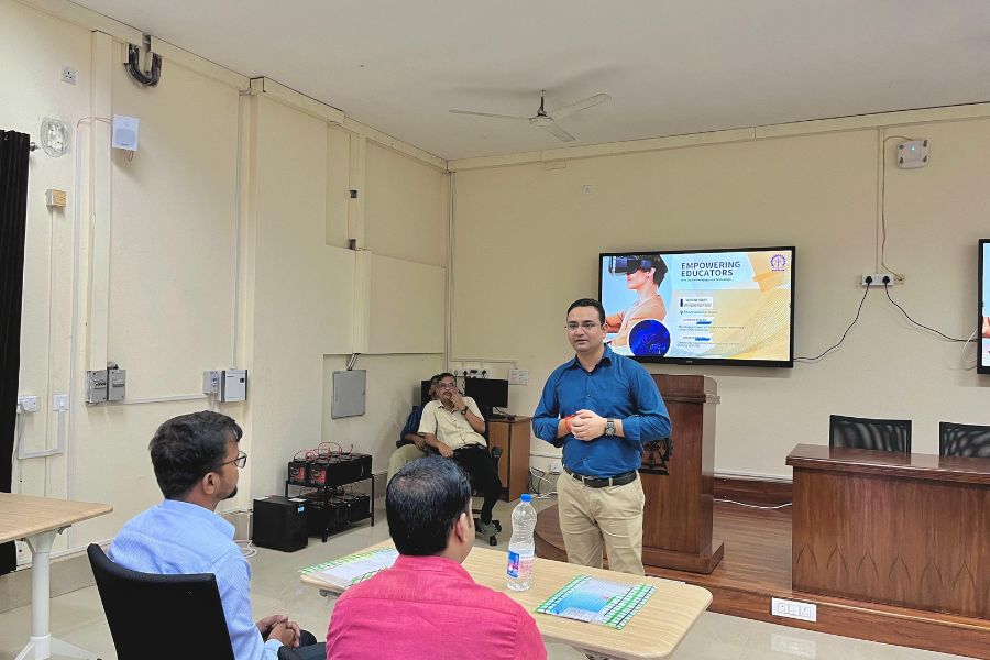 Assistant Professor of Advanced Technology Development Center cum Vice Chairman of CTLVS are busy discussing with the participating teachers.