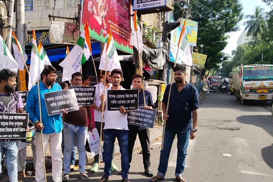 কলকাতা জেলা ছাত্র পরিষদের প্রতিবাদ মিছিল। কলেজ স্ট্রিটে।