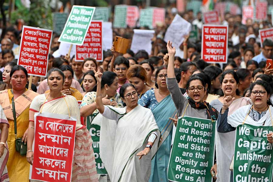 অভিমুখ: আর জি করে চিকিৎসক পড়ুয়ার ধর্ষণ ও হত্যার প্রতিবাদে মুখ্যমন্ত্রী মমতা বন্দ্যোপাধ্যায়ের নেতৃত্বে মিছিল, ১৬ অগস্ট।