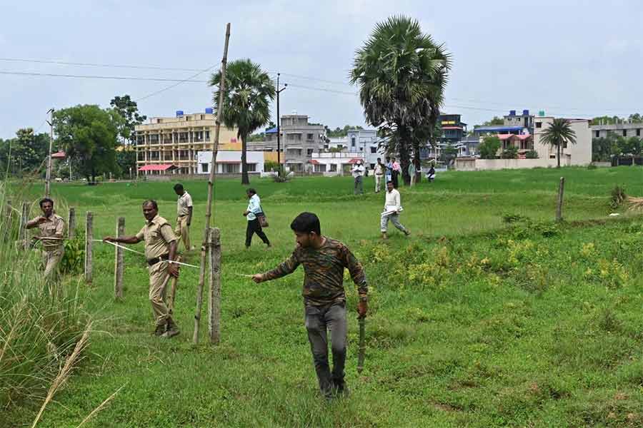 চলছে জমি মাপার কাজ। সোনাঝুরি এলাকায়।