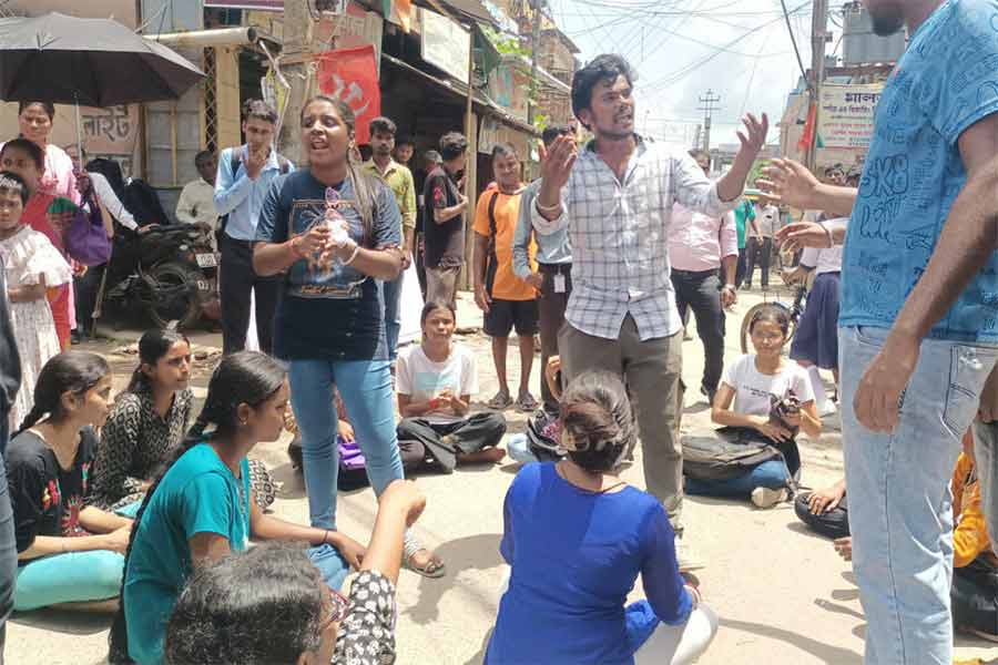 কাকদ্বীপ হাসপাতালের সামনে স্কুল-কলেজের ছাত্রীদের অবস্থান-বিক্ষোভ।