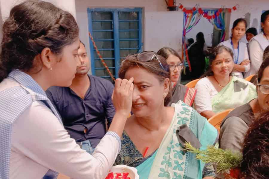 শিক্ষক দিবসে কালো ব্যাজ পরে এলেন ভাঙড় বালিকা বিদ্যালয়ের শিক্ষিকারা। শিক্ষিকাকে চন্দনের ফোঁটা পরিয়ে দিচ্ছে ছাত্রী।