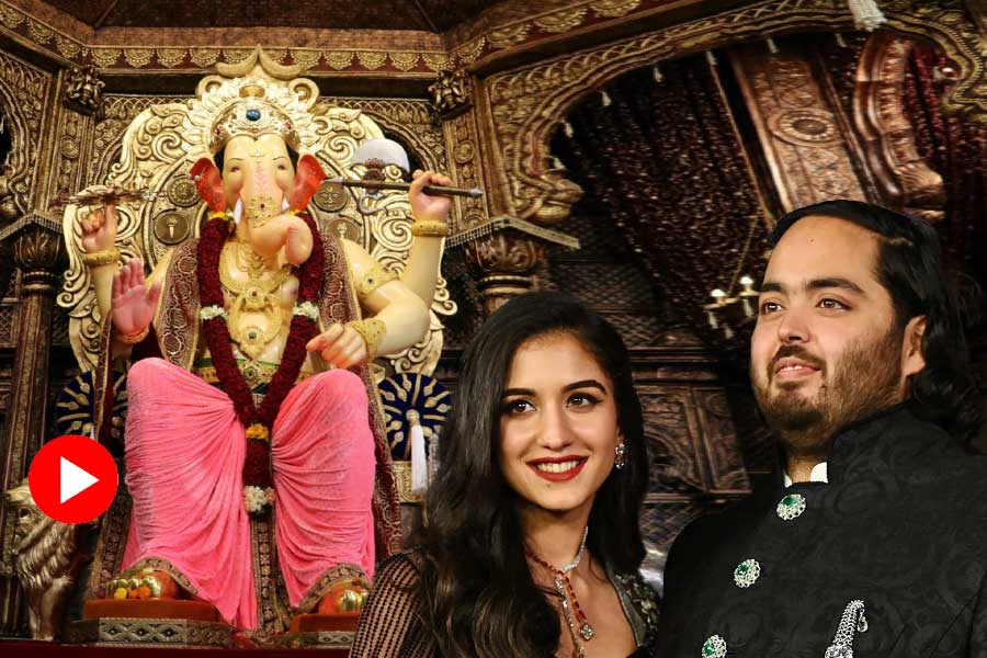 Anant Ambani donates 20 kg gold crown to Mumbai\\\\\\\\\\\\\\\'s Lalbaugcha Raja for Ganesh Chaturthi