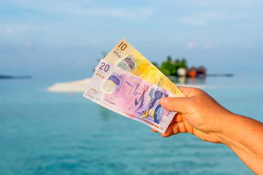 Traders dump Maldives debt amid growing default risks 