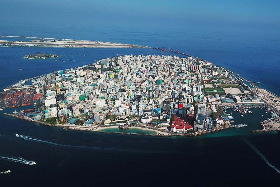 Traders dump Maldives debt amid growing default risks 