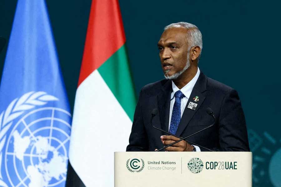 Traders dump Maldives debt amid growing default risks 