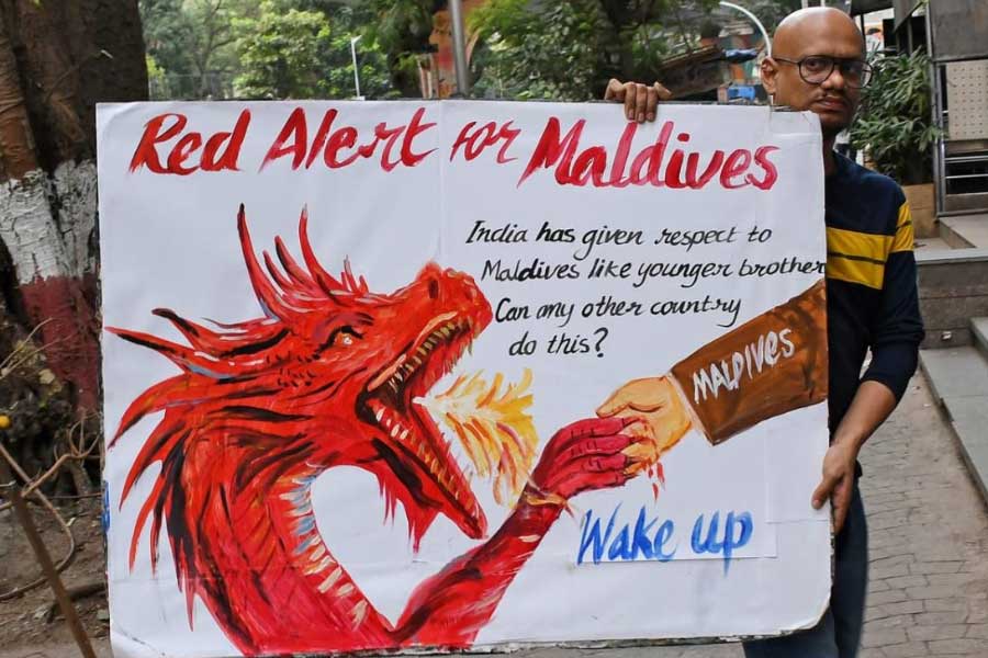 Traders dump Maldives debt amid growing default risks 