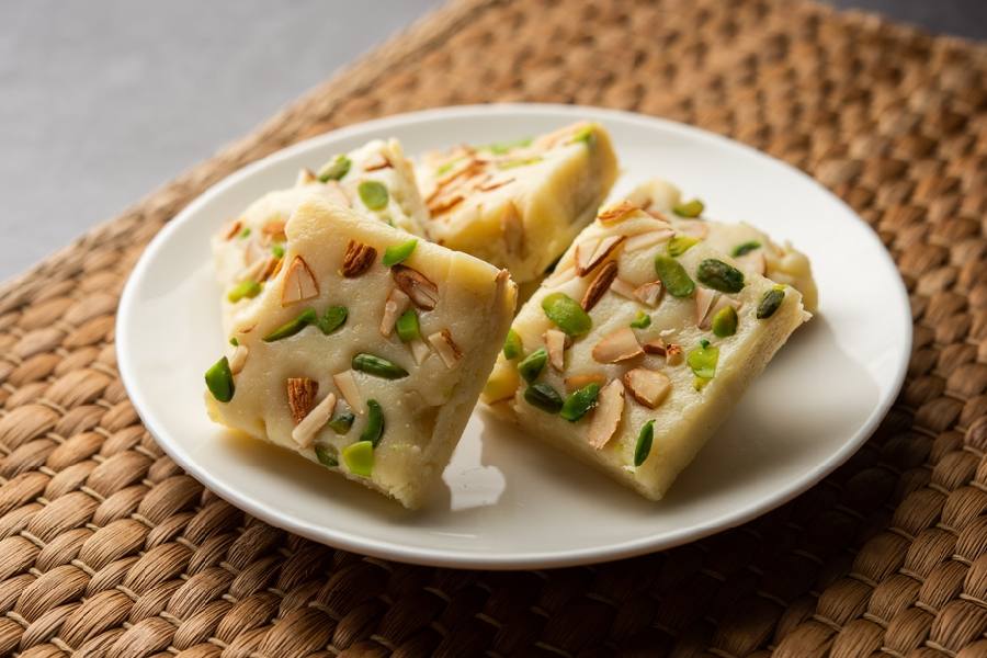 নারকেলের বরফি বানিয়ে সাজিয়ে দিতে পারেন গণেশের ভোগের থালায়।