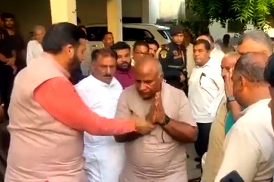 Haryana leader refuses to shake hands with Chief Minister