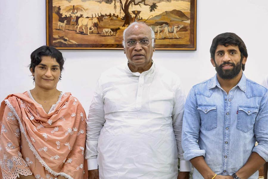 picture of Vinesh Phogat, Mallikarjun Kharge and Bajrang Punia