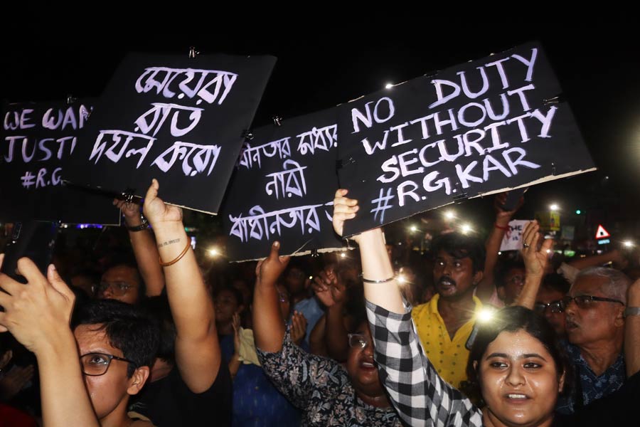 গত ১৪ অগস্ট মেয়েদের রাত দখল।