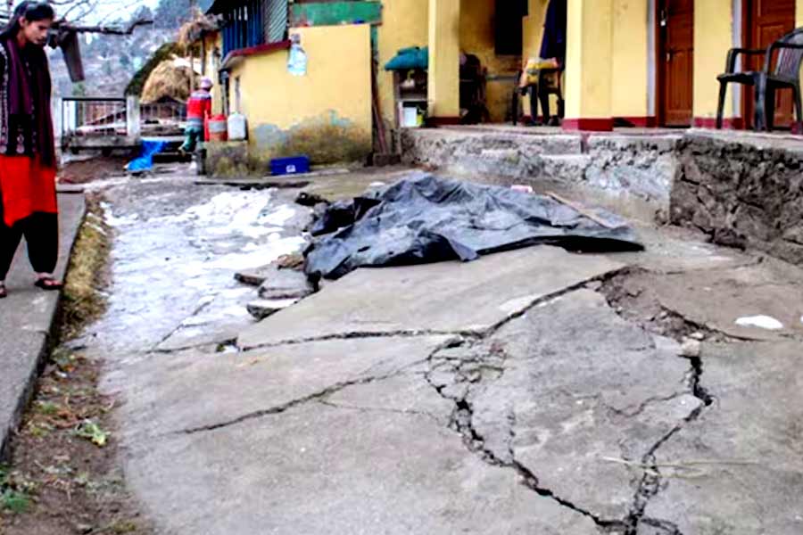 Cracks in walls, ceilings of houses in Uttarakhand\\\\\\\'s Bageshwar