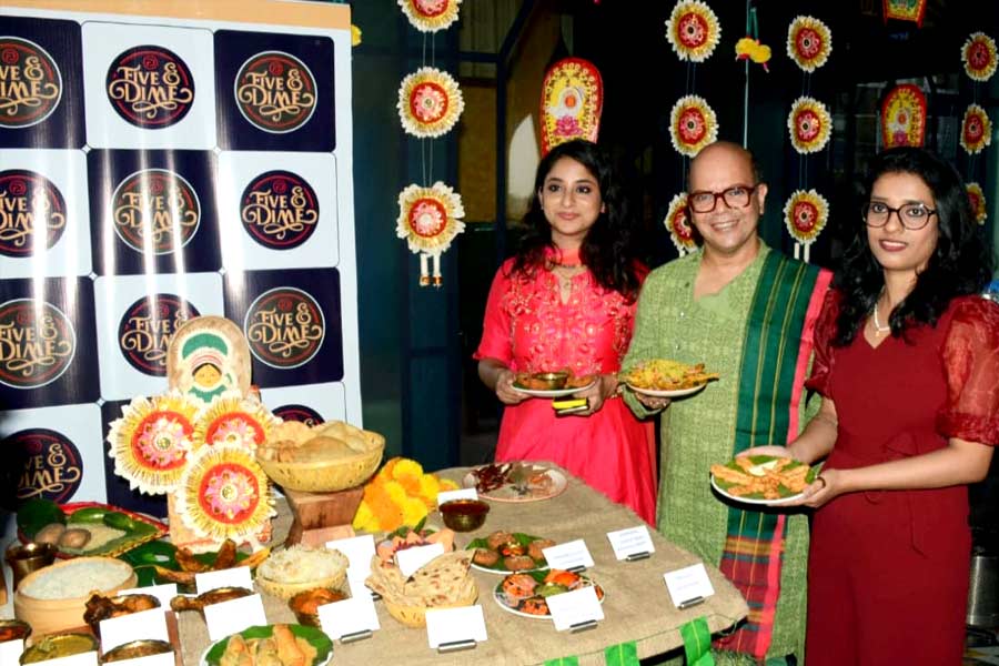 দুর্গাপুজোর মেনু লঞ্চ অনুষ্ঠানে সঙ্গীতশিল্পী মেখলা দাশগুপ্ত, নৃত্য পরিকল্পক সুদর্শন চক্রবর্তীর সঙ্গে অপেক্ষা লাহিড়ী।