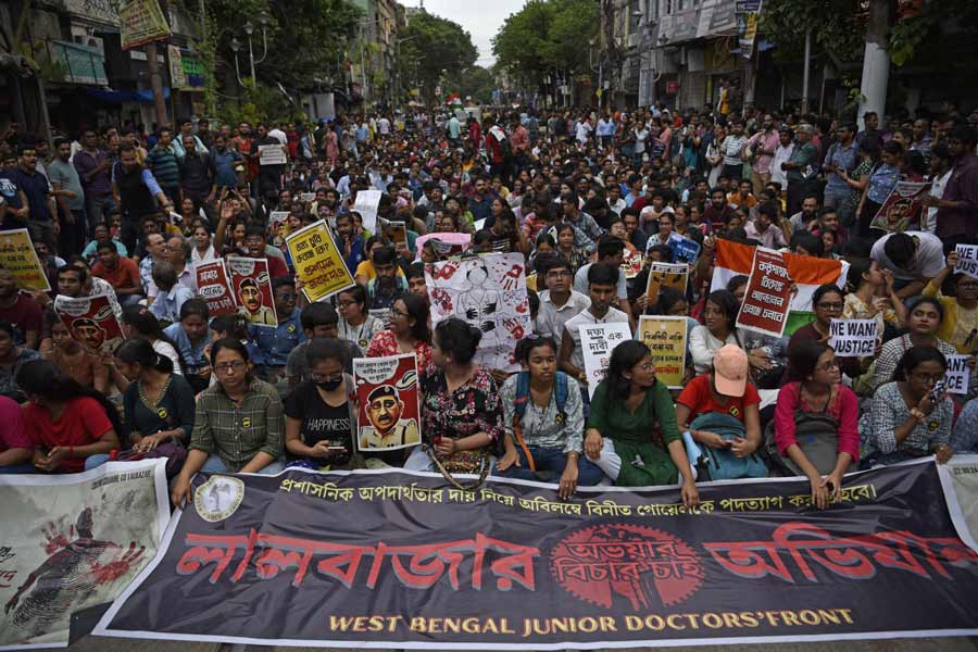 সরব: প্রতিবাদে রাজপথে জুনিয়র ডাক্তাররা, ২ সেপ্টেম্বর। দেবস্মিতা ভট্টাচার্য