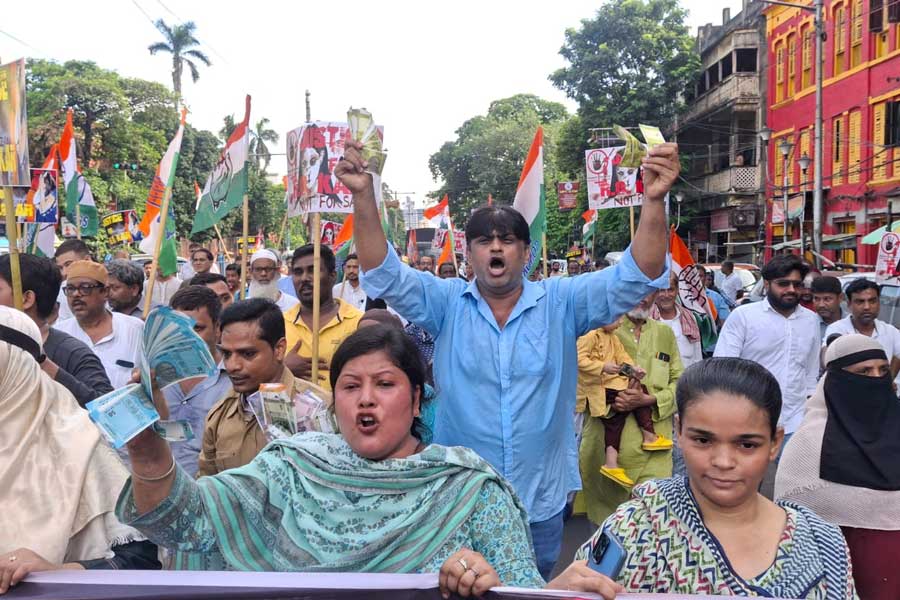 ডি সি (নর্থ) দফতরের কাছে কংগ্রেসের বিক্ষোভ।