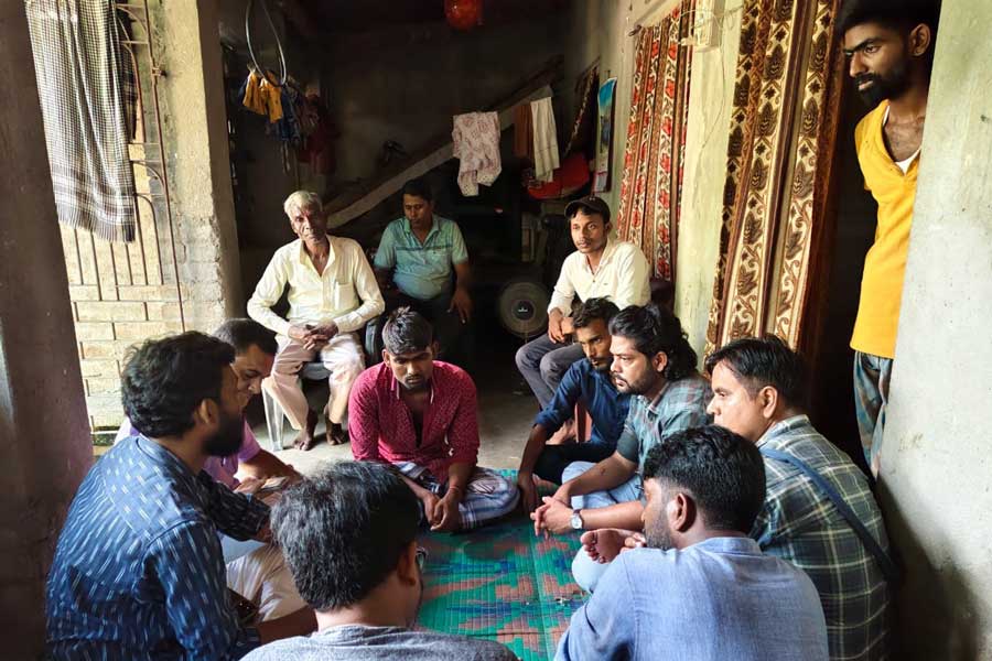 হরিয়ানায় নিহত শ্রমিক সাবির মল্লিকের বাড়িতে আরএসপি-র যুব ও ছাত্র প্রতিনিধিদল।