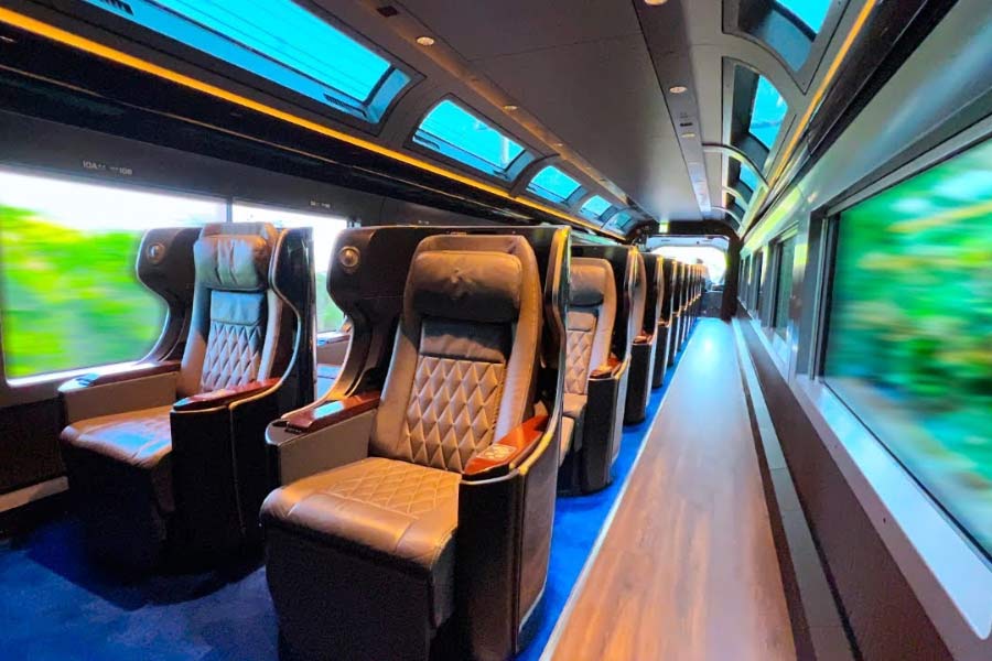 টোকিয়ো থেকে ইজ়ু যাওয়ার পথে যাত্রীদের প্রাকৃতিক সৌন্দর্যের সাক্ষী রাখতে পুরো ট্রেন জুড়ে রয়েছে বিশাল বিশাল কাচের জানলা। শুধু তা-ই নয়, বিশেষ ধরনের কামরার ছাদের একাংশও কাচ দিয়ে তৈরি। সহজে ভাঙা যায় না, এমন কাচই ব্যবহার করা হয়েছে।