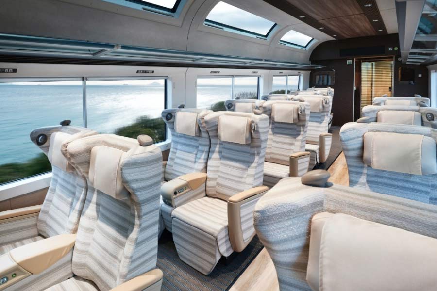 আসনে হাত-পা ছড়িয়ে বসার জন্য বিশেষ ব্যবস্থা রয়েছে। ফোন অথবা ল্যাপটপ চার্জ দেওয়ার জন্য রয়েছে আলাদা চার্জিং পয়েন্ট। প্রয়োজন মতো সেখানে ডেটা কেব্‌লের তারও লাগানো যেতে পারে।