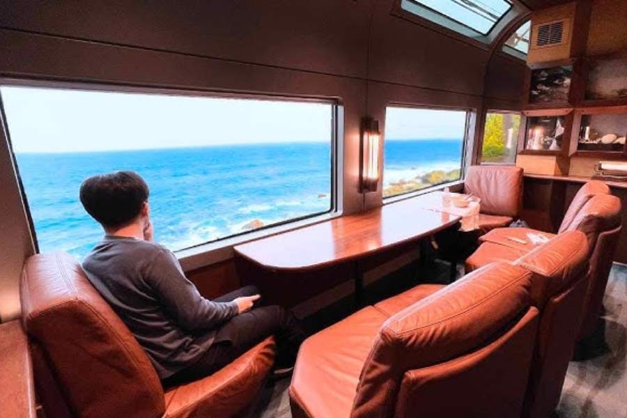 ট্রেনের মধ্যে বিভিন্ন ধরনের কামরা রয়েছে। ব্যক্তিগত ব্যবহারের জন্য আলাদা ভাবে ঘরও বুক করতে পারেন যাত্রীরা। সেই ঘরে একটি লম্বা টেবিল ঘিরে পাতা থাকে কয়েকটি চেয়ার। জানলার দিকে টেবিলের মুখ করা থাকে।