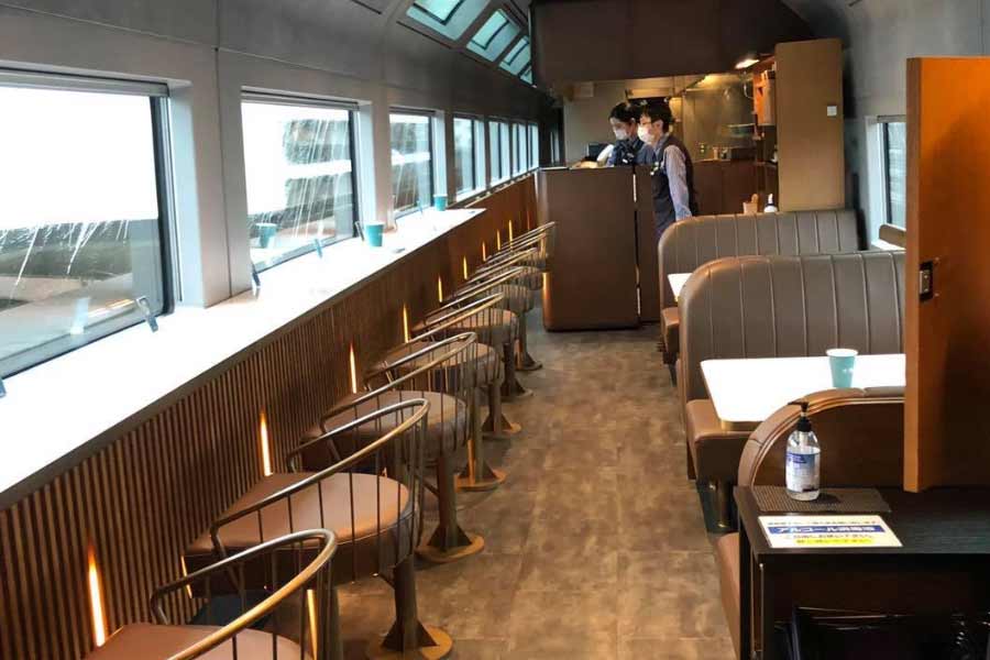 ট্রেনের ভিতর আলাদা করে রয়েছে একটি বিলাসবহুল ক্যাফেটেরিয়া। স্যুপ থেকে ন্যুডল্‌স, এমনকি স্থানীয় বিশেষ খাবারও সেখানে পাওয়া যায়। তবে ট্রেনে আসন সংরক্ষণ করার সময় খাবারের জন্য অর্ডার দিয়ে রাখতে হয়।