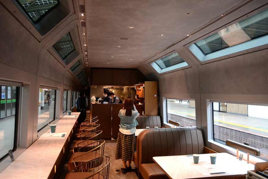 তবে কুকিজ় অথবা পানীয় অর্ডার করলে তা ক্যাফেটেরিয়া থেকে সব যাত্রীর আসনে পৌঁছে দেওয়ার সুবিধা রয়েছে।