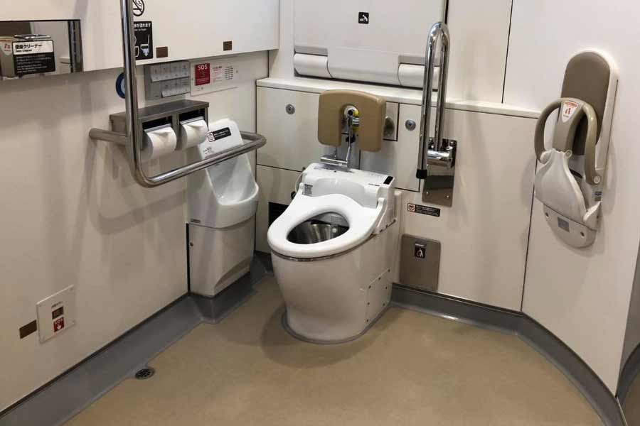 শুধু আসনই নয়, এই ট্রেনের শৌচালয়ও নজরকাড়া। বোতাম টিপে শৌচালয়ের দরজা খোলা যায়। বিশাল আয়তনের শৌচালয়টিও বেশ বিলাসবহুল।