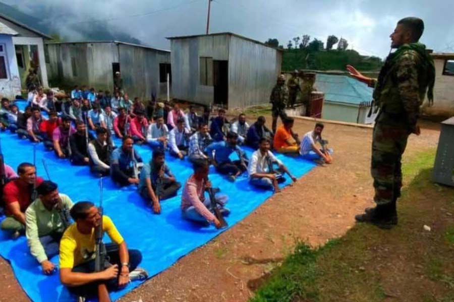 কাশ্মীরের গ্রামগুলিতে জঙ্গি কার্যকলাপ রুখতে চলছে প্রশিক্ষণের পর্ব।