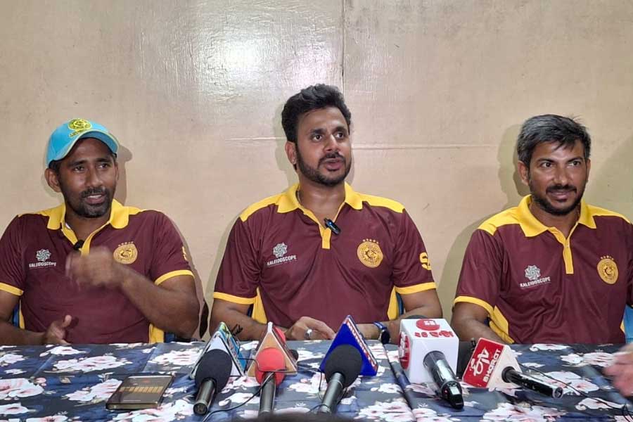 Picture of Manoj Tiwary, Wriddhiman Saha and Anustup Majumdar