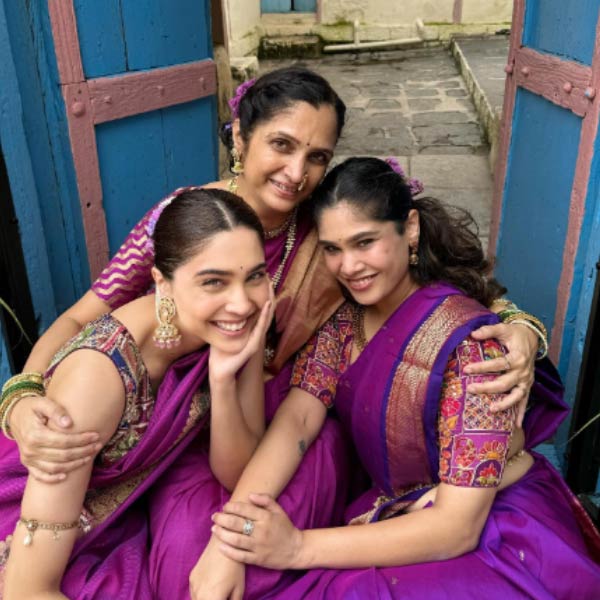 অভিনেত্রী শর্বরী ওয়াগ ঠাকুমার শাড়ি পরেছিলেন।