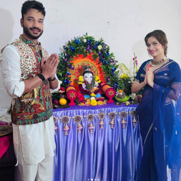 নীল শাড়িতে গজাননের পুজোয় অঙ্কিতা।