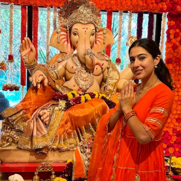 গণেশপুজোয় অভিনেত্রী সারা আলি খান।