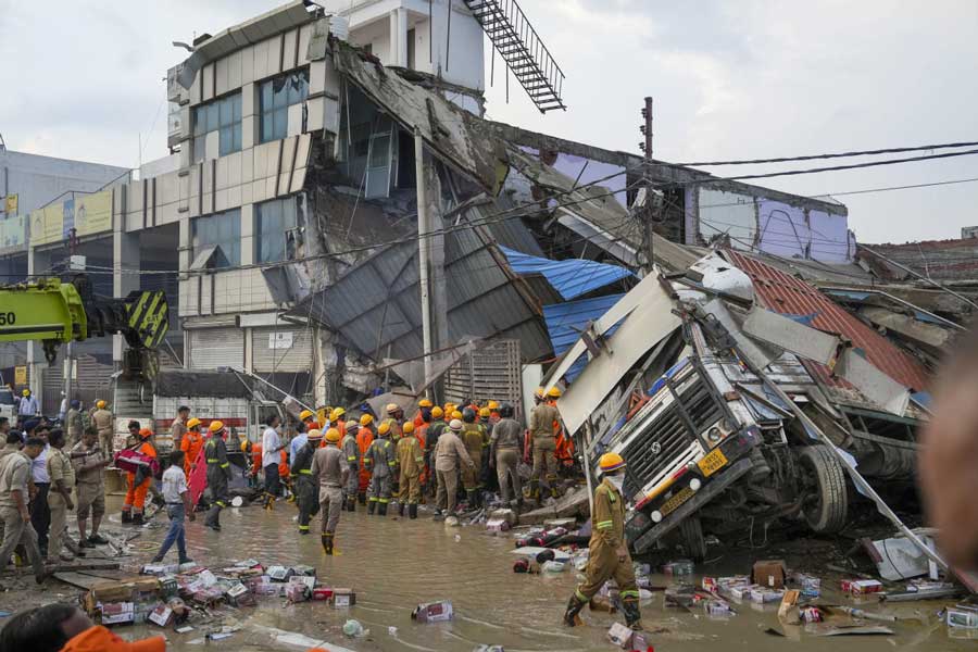 ভেঙে পড়া সেই বহুতল।