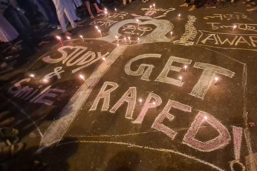 আরজি কর-কাণ্ডের প্রতিবাদে রাস্তায় গ্রাফিত্তি।
