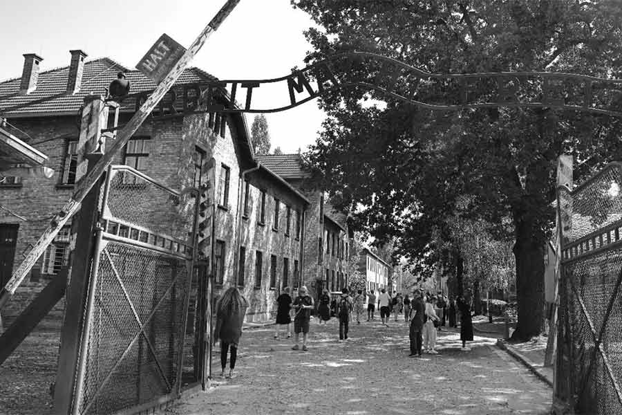 বহু অত্যাচার ও অমানবিকতার সাক্ষি আউশভিৎজ়ের মূল প্রবেশদ্বার।