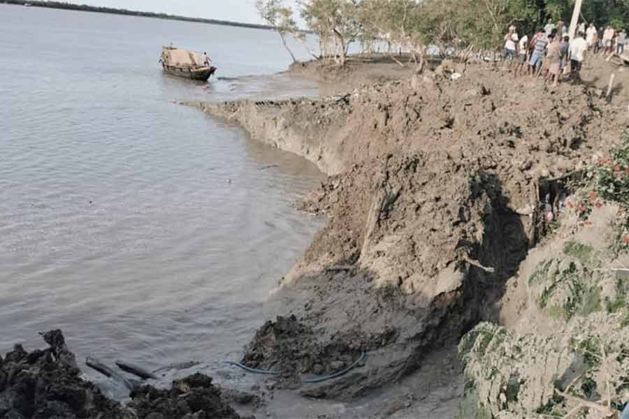 ধস নেমে বিপজ্জনক পরিস্থিতি।