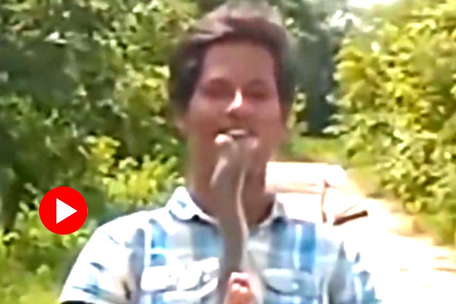 Man tries to kiss cobra and record video, what happens next will shock you