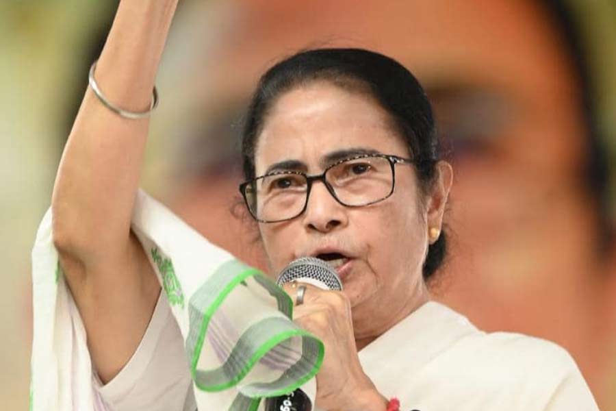 The new chief secretary has written a stern letter to all departments before the chief minister Mamata Banerjee\\\\\\\'s meeting at Nabanna on Monday