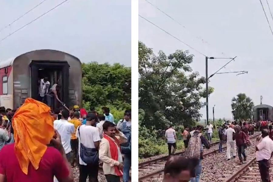 ট্রেনের কাপলিং ছিঁড়ে বিপত্তি। ছবি: সংগৃহীত।