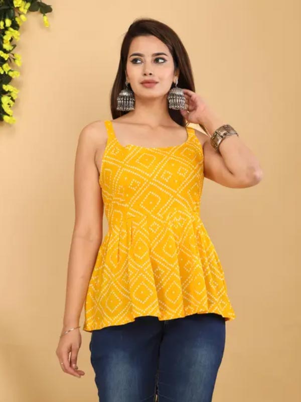 কোনও অনুষ্ঠান হোক বা ঘোরা, রকমারি কুর্তি বা এথনিক টপ সবসময়ই মানানসই।