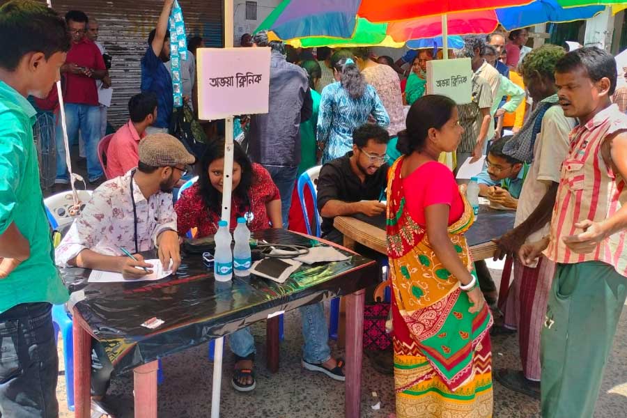 ‘অভয়া ক্লিনিক’ করলেন বাঁকুড়া সম্মিলনী মেডিক্যাল কলেজের আন্দোলনকারী জুনিয়র ডাক্তারেরা।