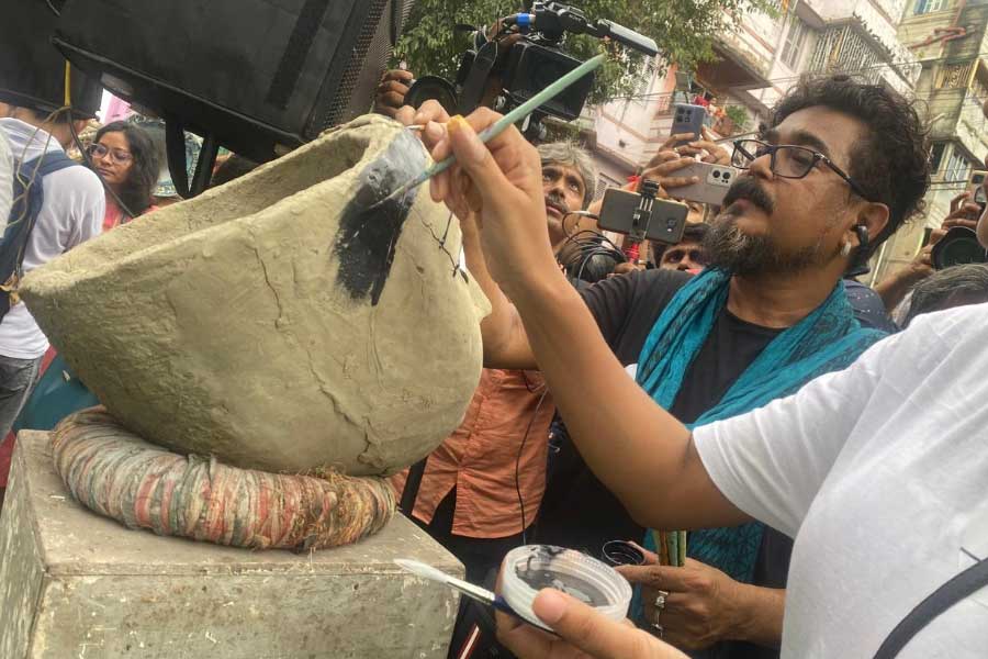 কুমোরটুলিতে প্রতিবাদে শামিল শিল্পী সনাতন দিন্দা।