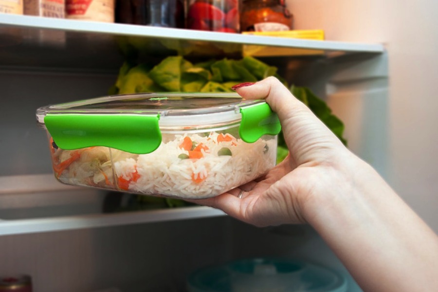 How long should you store cooked rice in the refrigerator