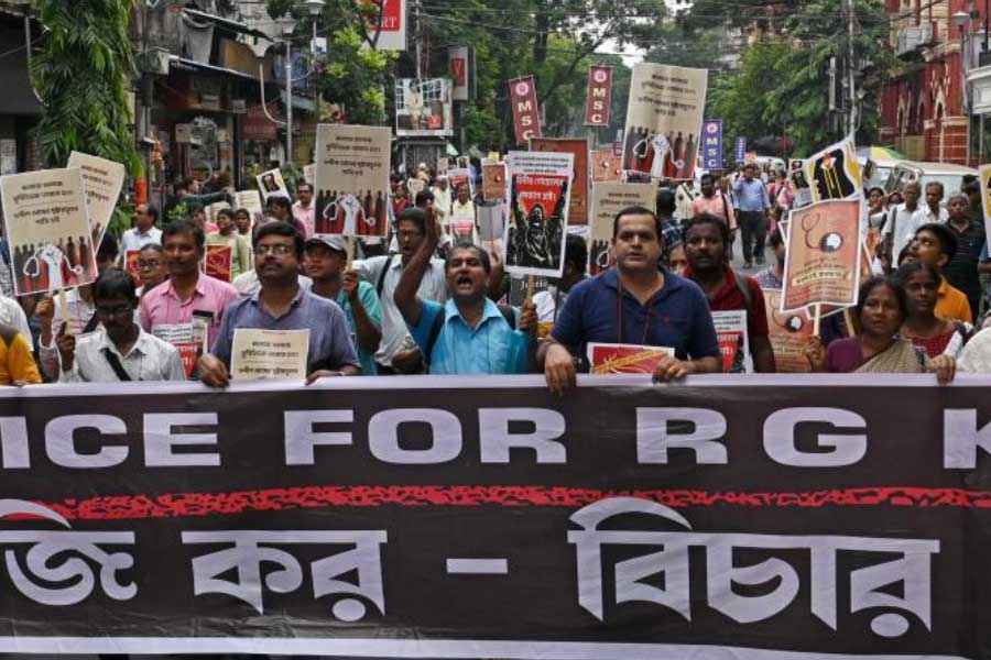 এনআরএস মেডিক্যাল কলেজ থেকে মিছিল যাচ্ছে ধর্মতলার উদ্দেশে।