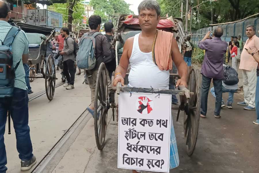 শহরে রিকশা চালকদের মিছিল।