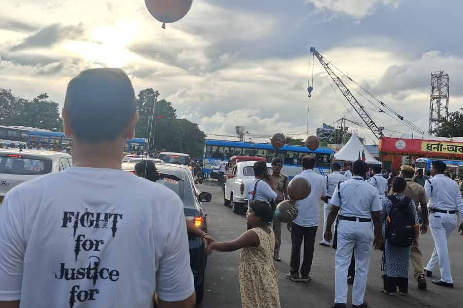 ধর্মতলার পথে।