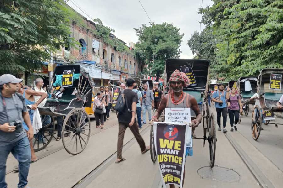 হেদুয়া থেকে রিকশা চালকদের মিছিল চলছে।