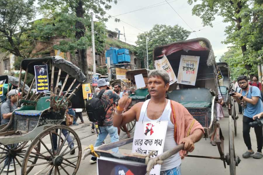 কলেজস্ট্রিটের রাস্তায় রিকশা চালকদের মিছিল।