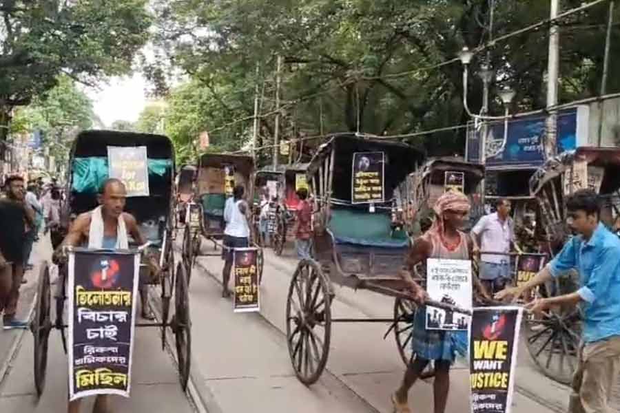 ঠনঠনিয়া কালীবাড়ির সামনে রিকশা চালকদের মিছিল।