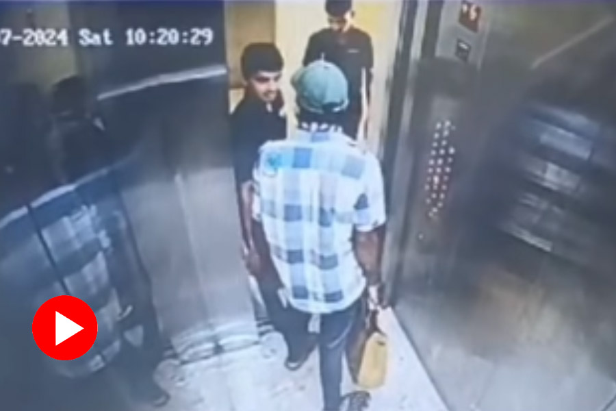 Security Guard Assaulted by Delivery Boys for asking to use different lift in Pune