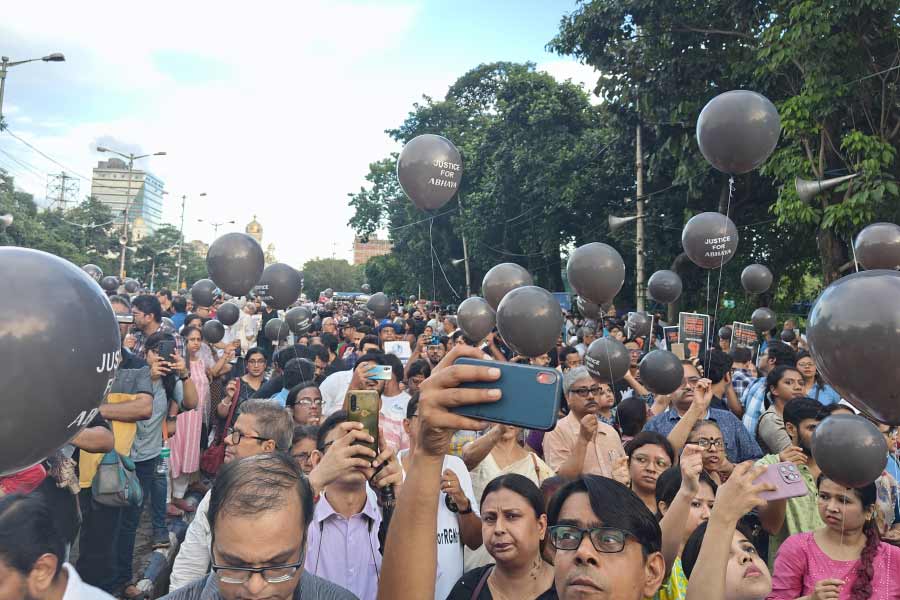 চিকিৎসকদের মিছিলে ছিলেন নির্যাতিতার বাবা-মা।